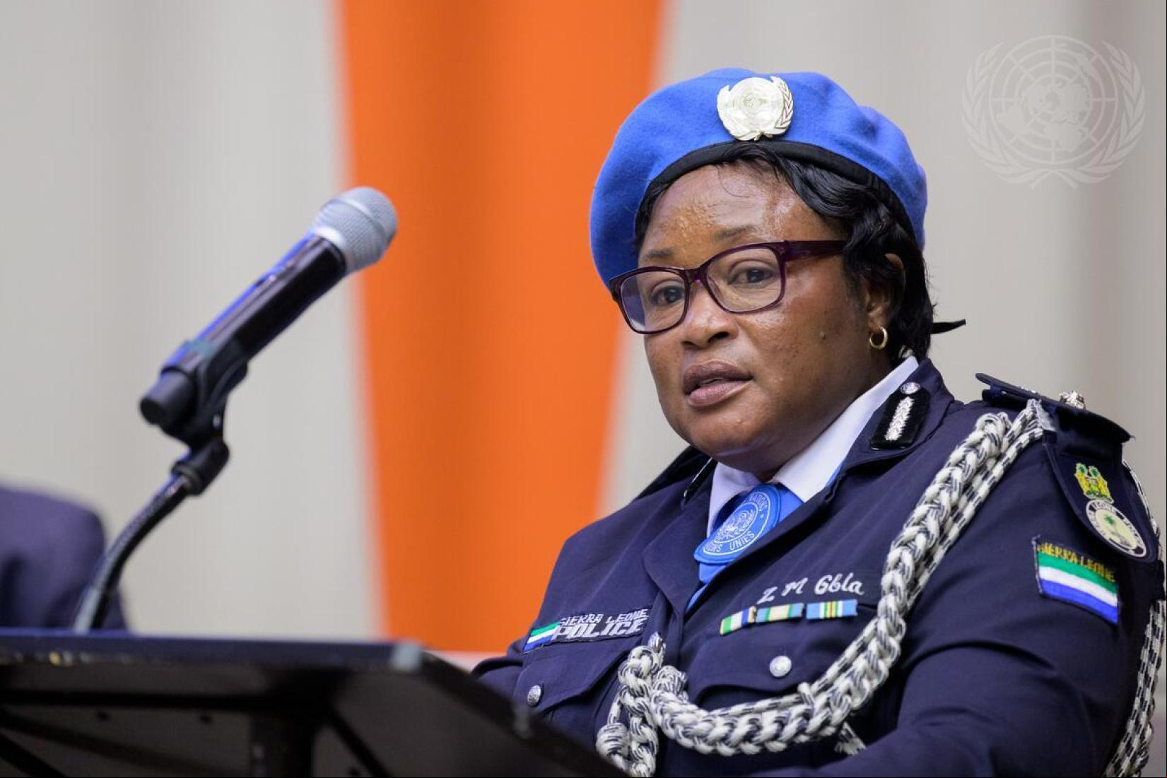  A superintendente Zainab Gbla, de Serra Leoa, policial mulher do ano da ONU, discursa durante a cerimônia de premiação da Medalha Dag Hammarskjöld, da policial mulher do ano da ONU e da defensora militar de gênero do ano da ONU no Dia Internacional das Forças de Paz das Nações Unidas 2025 (29 de maio).